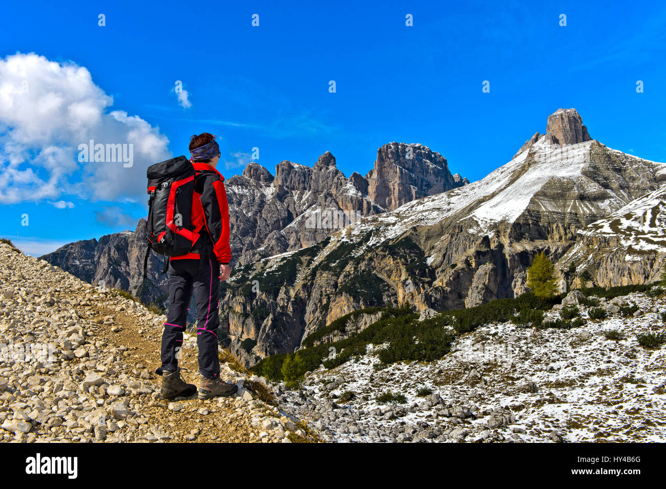 Escursionista sulle Tre Cime di Lavaredo circolare a piedi nelle Dolomiti di Sesto, Dolomiti, Alto Adige, Trentino Alto Adige, Italia Foto Stock