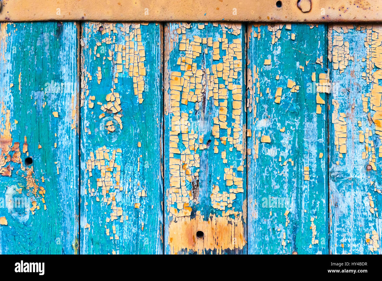 Texture di legno dal bordo con struttura e spiraglio,la vecchia vernice,crepe. Foto Stock