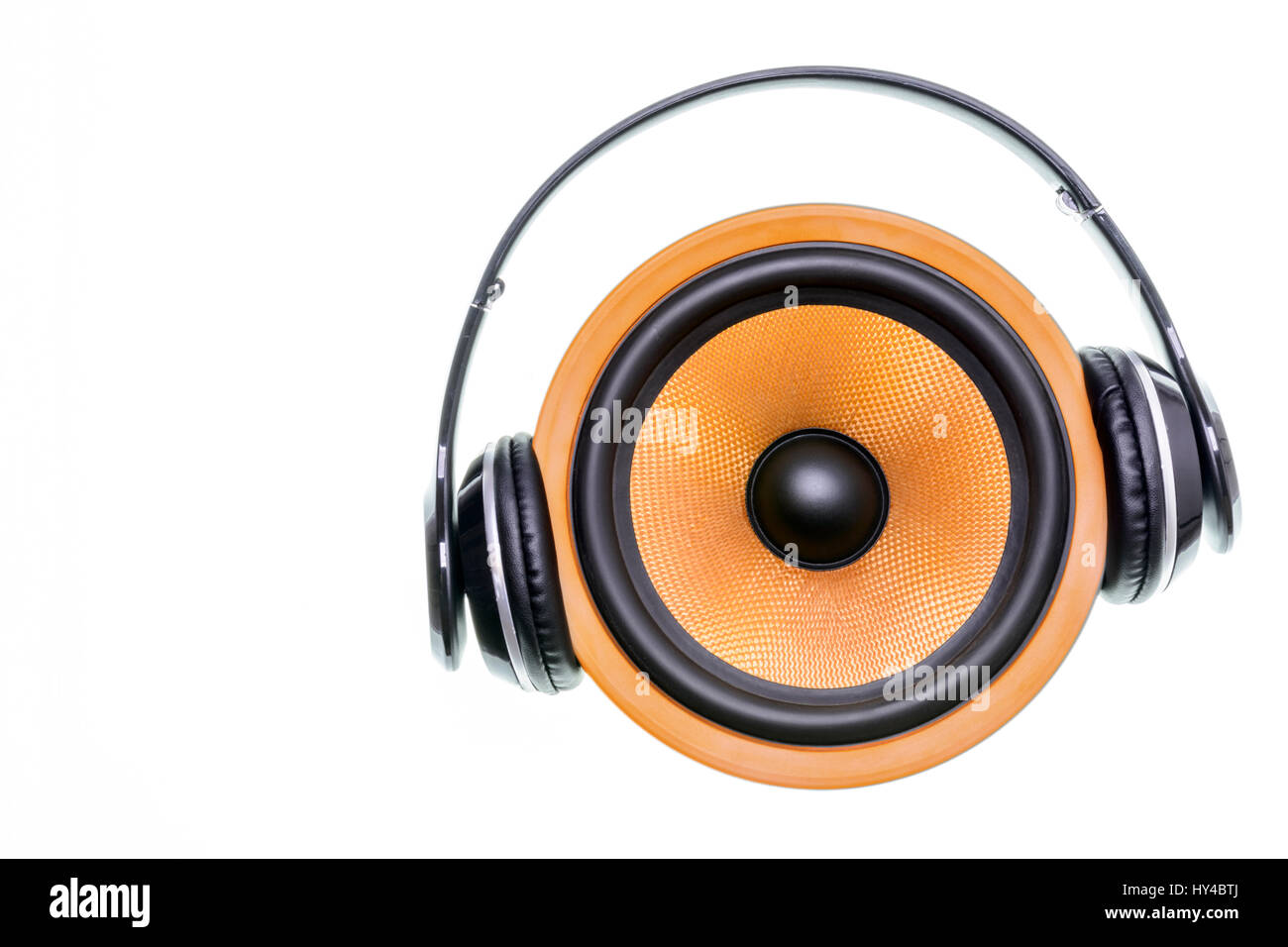 Concetto di altoparlanti con woofer giallo e le cuffie. La zona vuota per Foto Stock
