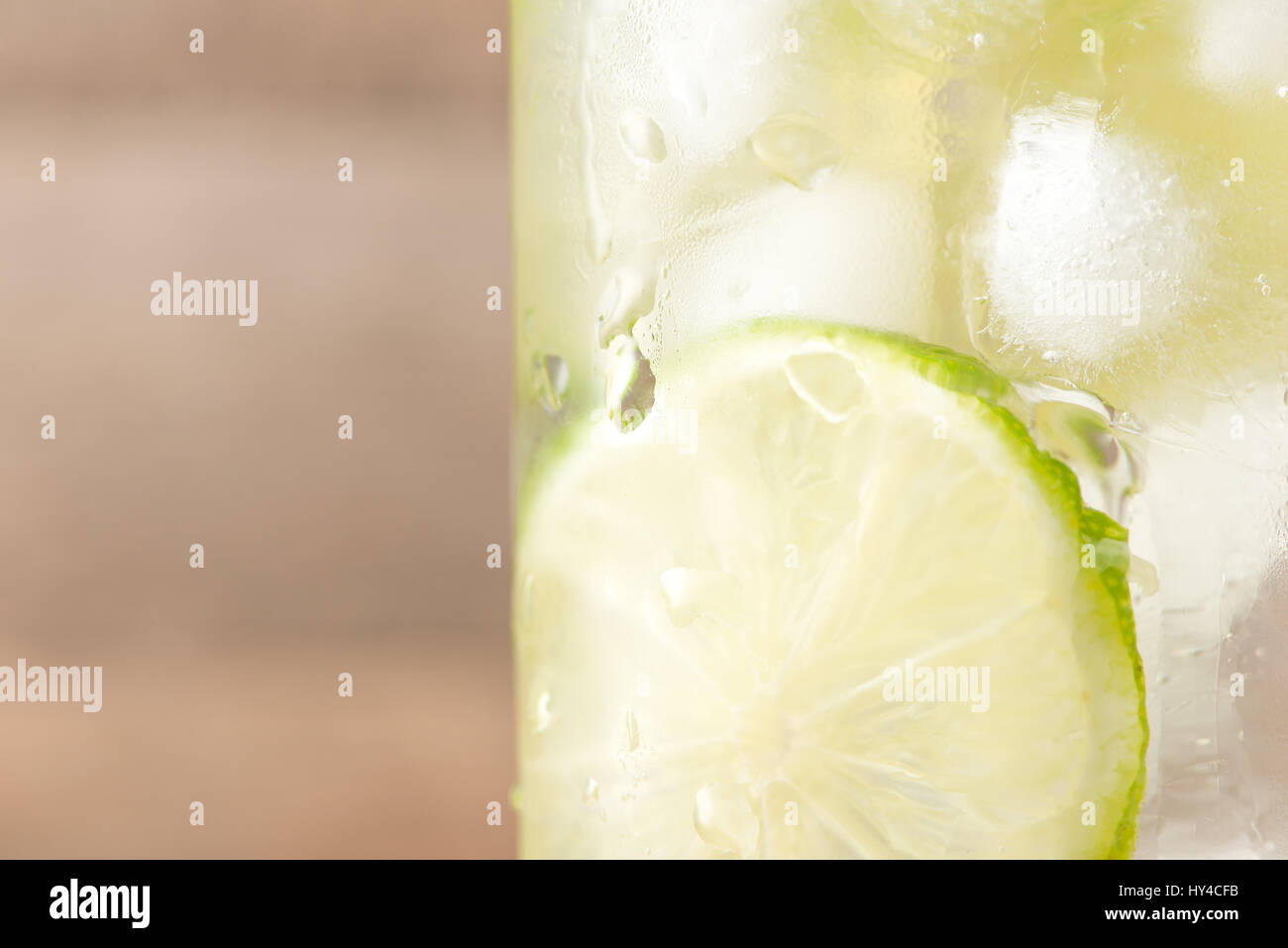 Bere per le calde giornate estive. Lime fresco e limone Limonata. Messa a fuoco selettiva Foto Stock