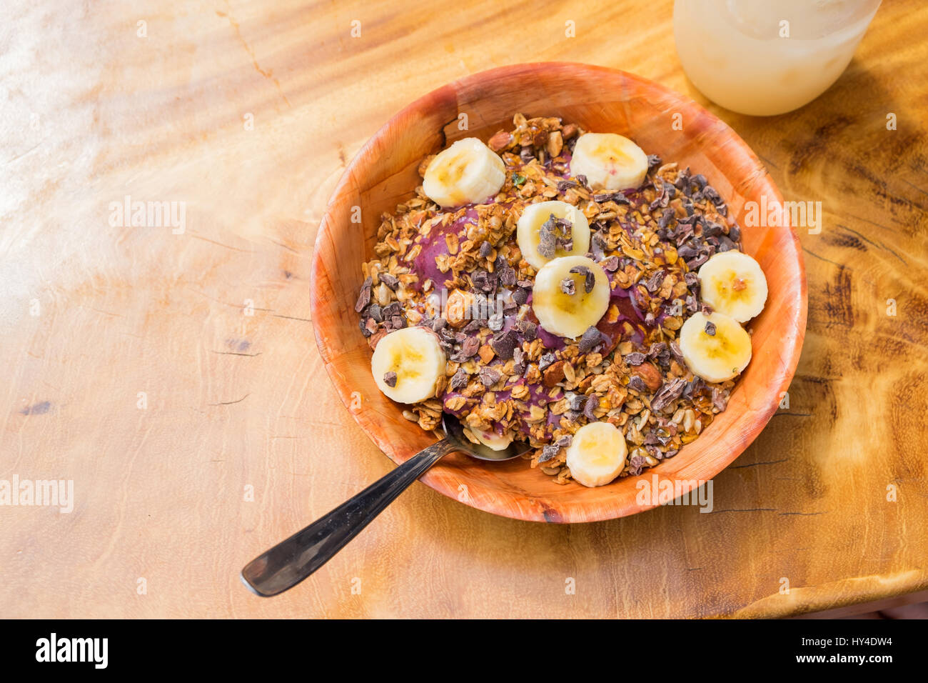 Acai ciotola con muesli, banane e affinare in un ristorante sulla tropicale Oahu Hawaii. Foto Stock