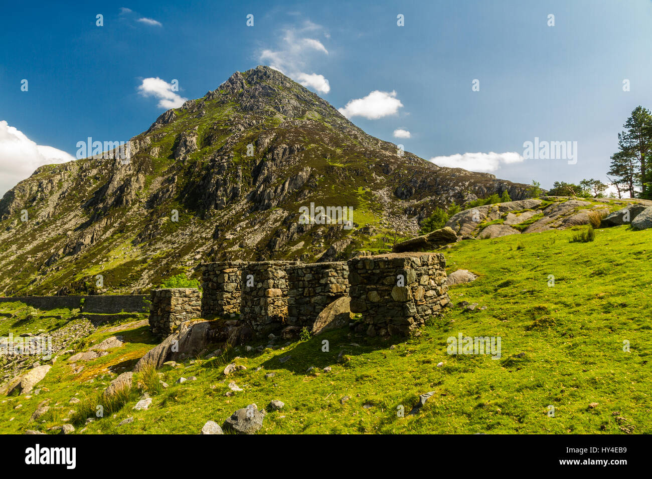 Vista da Idwal Cottage di montagna Pen yr Ole Wen con la II Guerra Mondiale Anti cubetti di serbatoio. Idwal Cottage, Parco Nazionale di Snowdonia, Gwynedd, Wales, Regno K Foto Stock