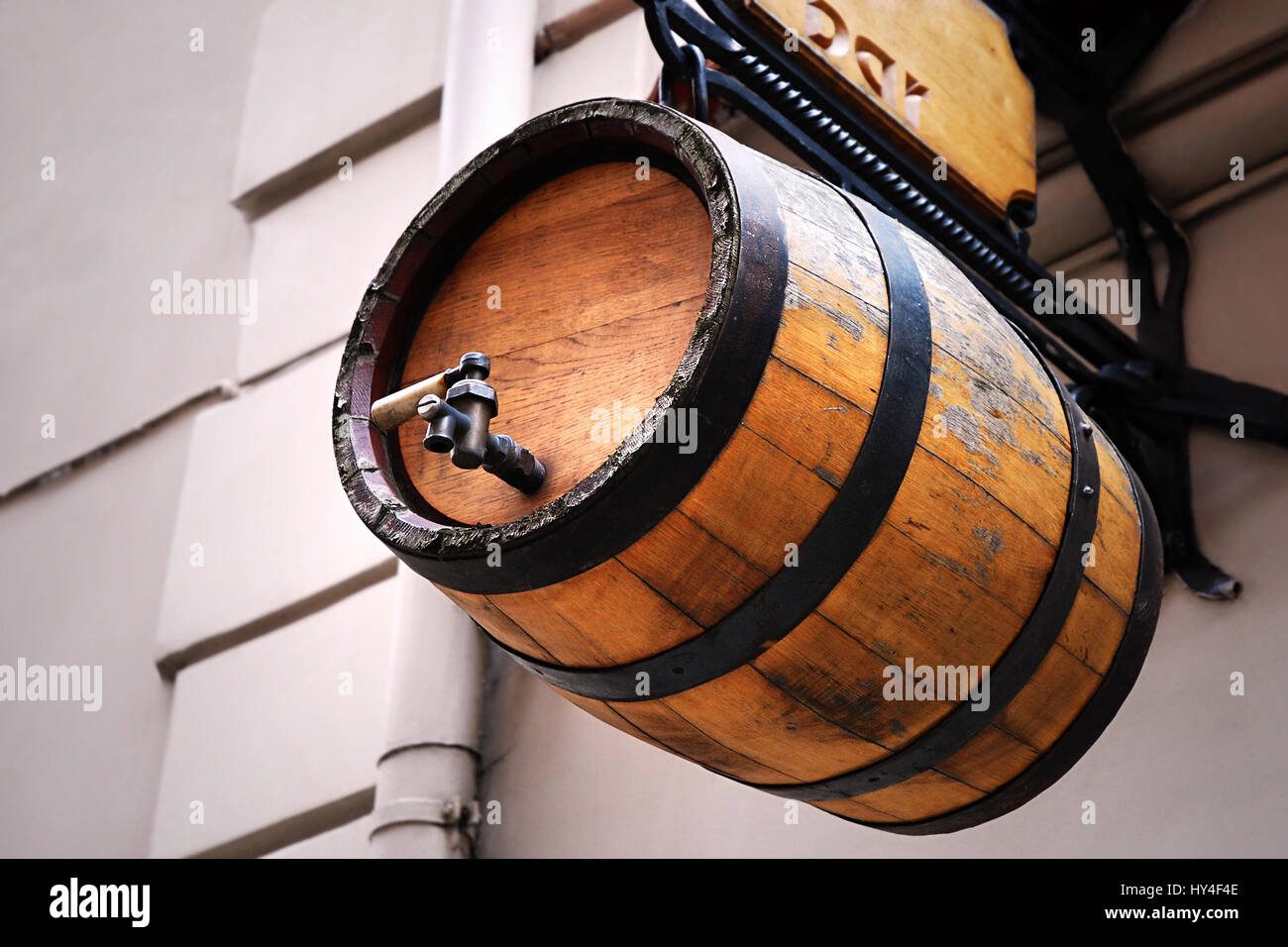 In legno antico autentico barile di birra come una decorazione di segnaletica sopra la porta di ingresso di un bar come attrazione dei clienti Foto Stock