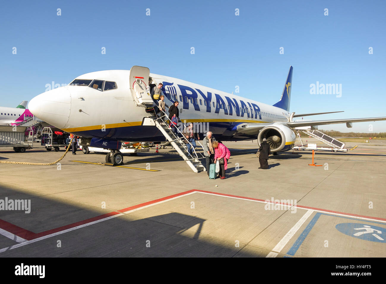 I passeggeri in arrivo Ryanair aereo, dall'aeroporto di Eindhoven, Paesi Bassi Foto Stock