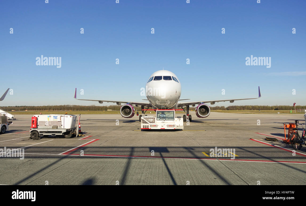 Un aeromobile a trainare il trattore si muove piano alla pista di atterraggio, dall'aeroporto di Eindhoven, Paesi Bassi Foto Stock