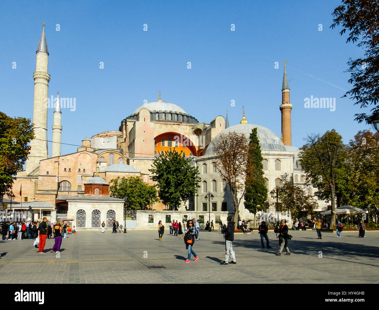 I quadrati di fronte Hagia Sofia, Istanbul. Alcune persone sono passeggiare intorno a. Istanbul, Turky - Ottobre 9, 2013 Foto Stock