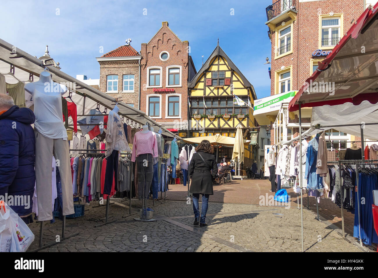 Il mercato esterno al Grote Markt, quadrato, Sittard. Provincia di Limburgo, Holland, Paesi Bassi. Foto Stock