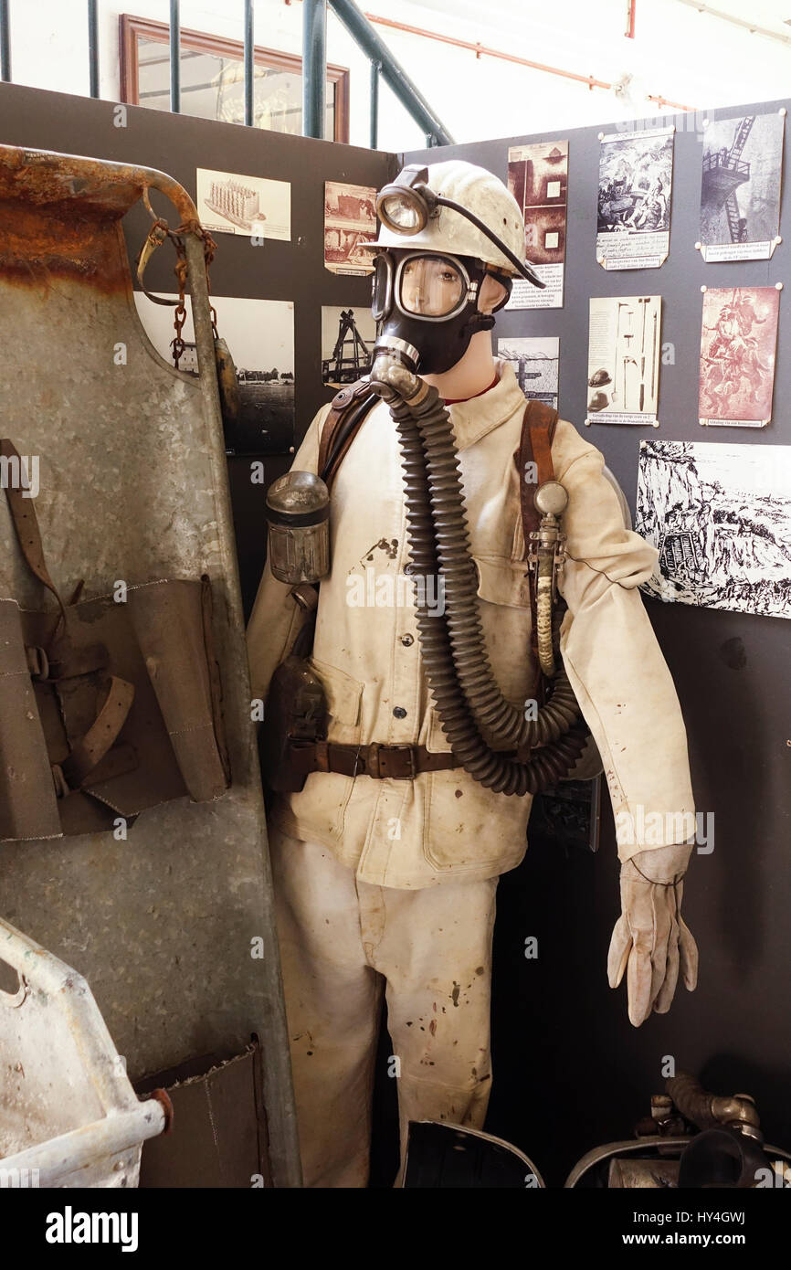 I minatori vestito con maschera e casco e tuta di sicurezza sul display  alla miniera di carbone, Museo minerario, Heerlen, Limburgo, Paesi Bassi  Foto stock - Alamy