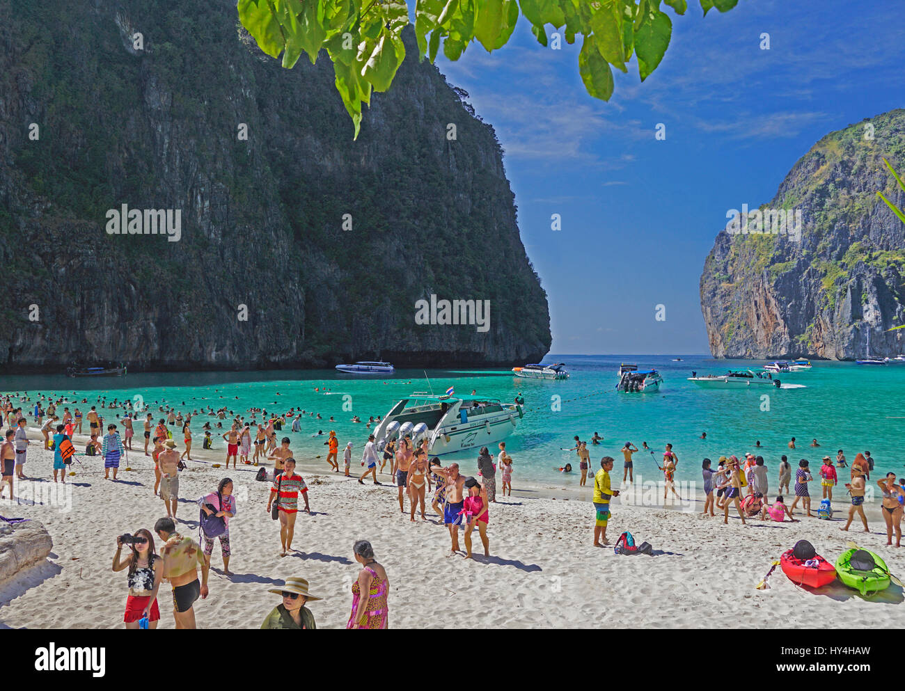 Affollata Maya Bay sull isola di Phi Phi Leh island, Thailandia. Foto Stock