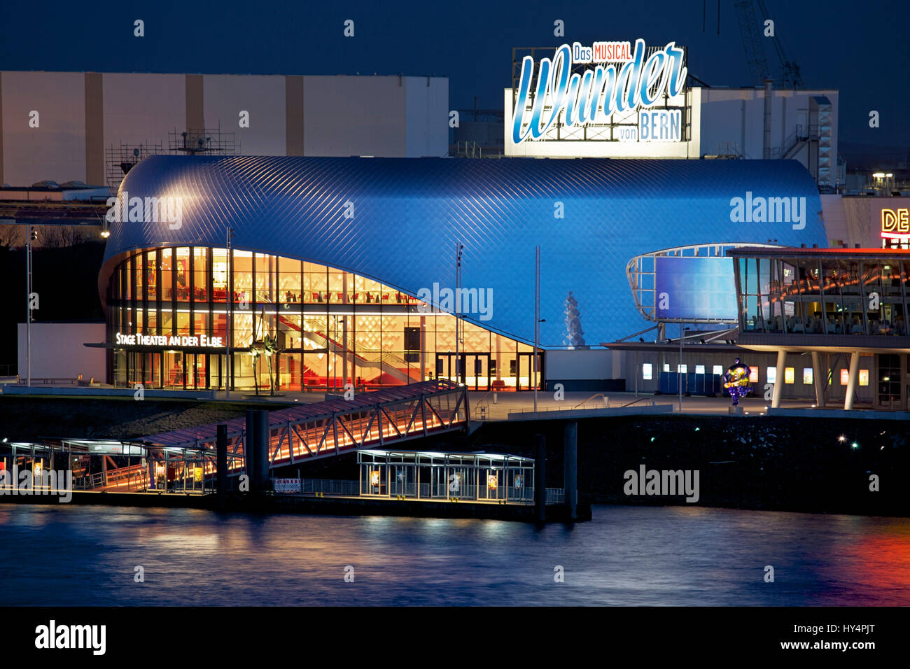 Vista sul fiume Elba (fiume) al illuminato "Teatro tage im Hafen Hamburg' con il musical 'Dcome Wunder von Bern' Foto Stock