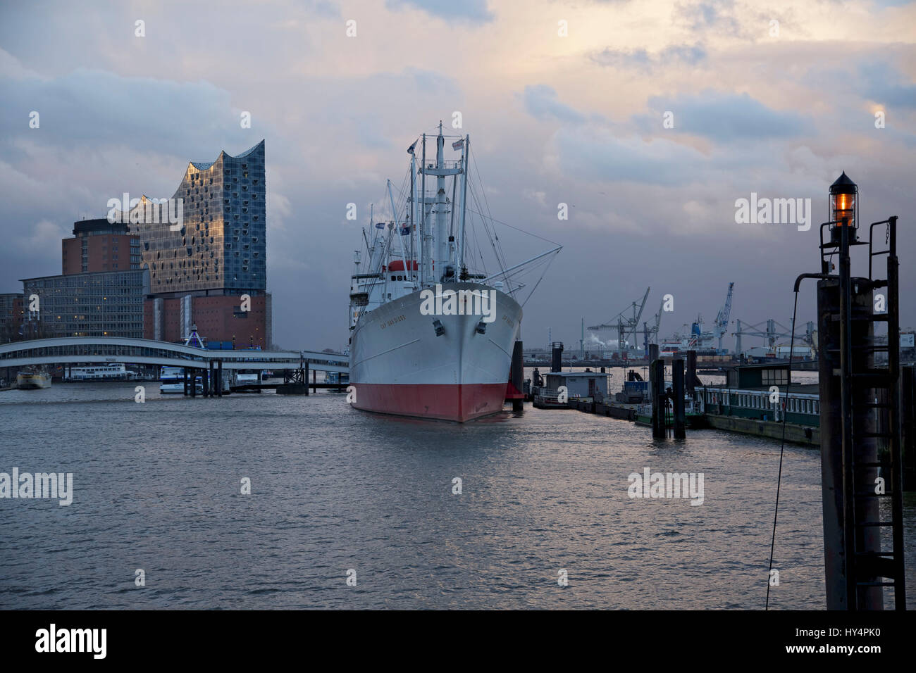 Cap San Diego nella parte anteriore del Hanse-Trade-Center e la Elbphilharmonie / Elbe Philharmonic Hall nella luce di una doccia di pioggia in serata, Foto Stock