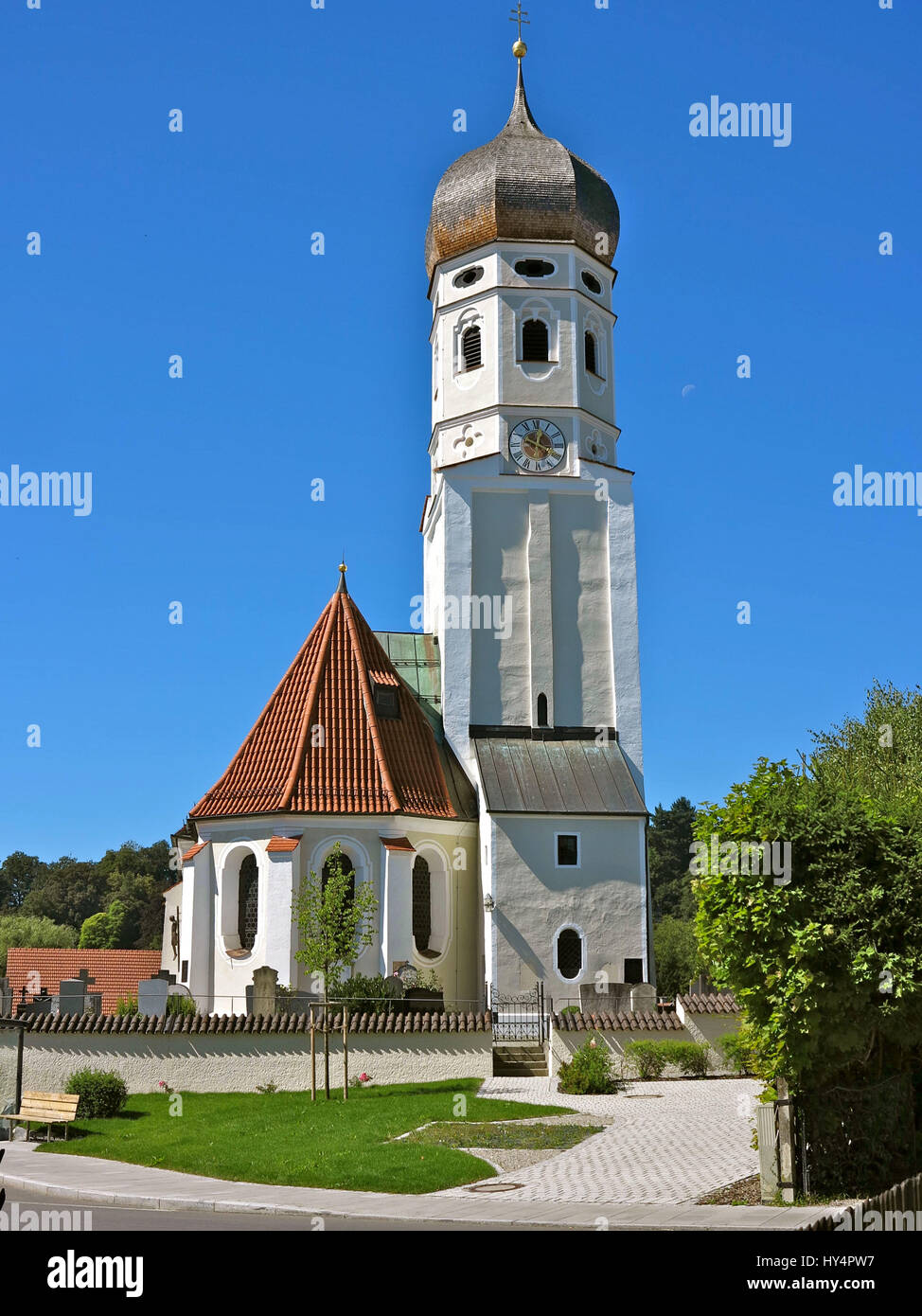Erling, Chiesa di St. Veit, muro del cimitero, cuspide a bulbo, herpes zoster, clock tower, parco, cielo blu Foto Stock