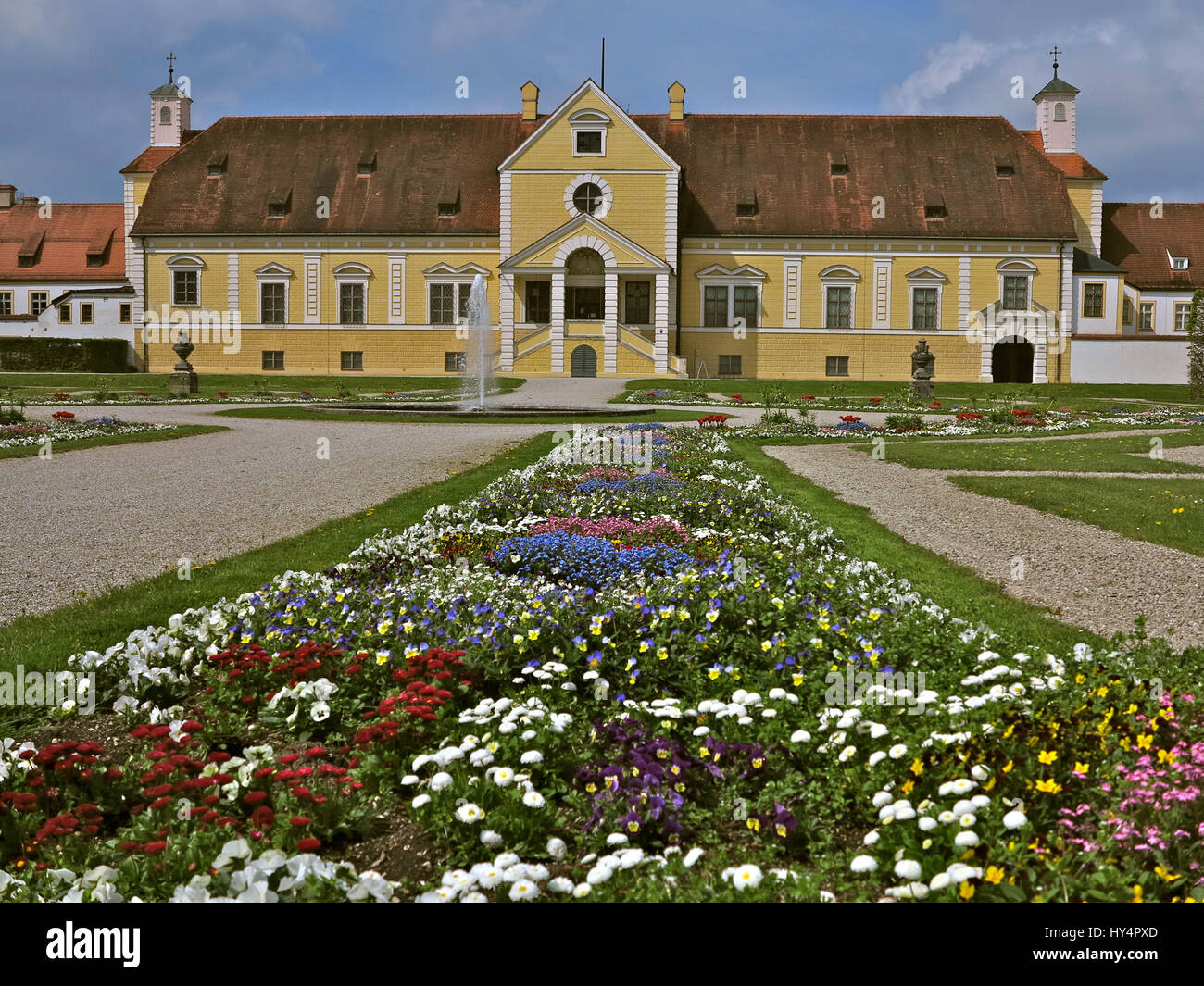 OberschleiÃŸheim, antico castello, tardo rinascimentale palazzo del xvii secolo, fiori colorati in letti, una filiale del Museo Nazionale Bavarese Foto Stock