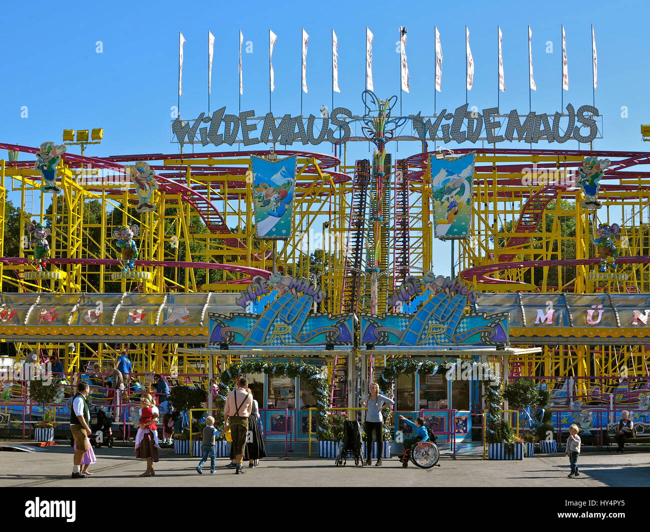 Theresienwiese Oktoberfest, luna park ride, "Wilde Maus', Visitatore, cielo blu, Foto Stock