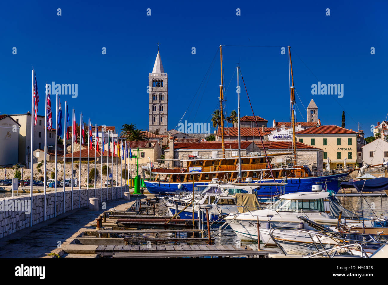 Croazia, golfo di Kvarner, Isola di Rab, Rab, marina con Altstadt Foto Stock