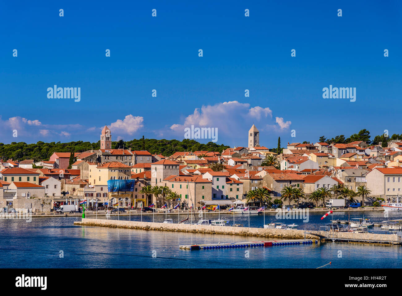 Croazia, golfo di Kvarner, Isola di Rab, Città di Rab, città vecchia con il porto, vista da Banjol, Padova Hotel Foto Stock