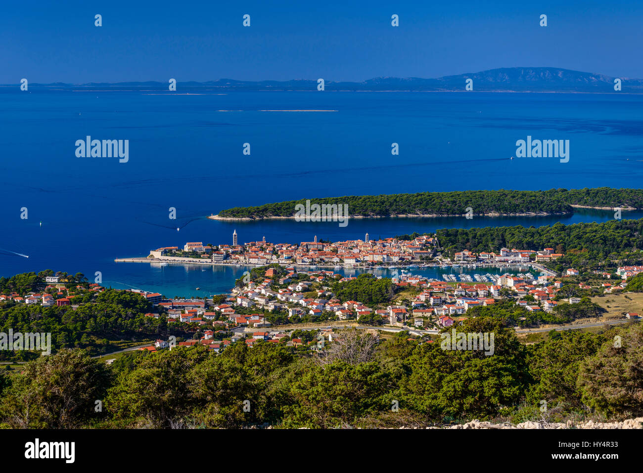 Croazia, golfo di Kvarner, Isola di Rab, Città di Rab, centro storico con il porto e la penisola Frkanj, amore isola, vista da Kamenjak Foto Stock