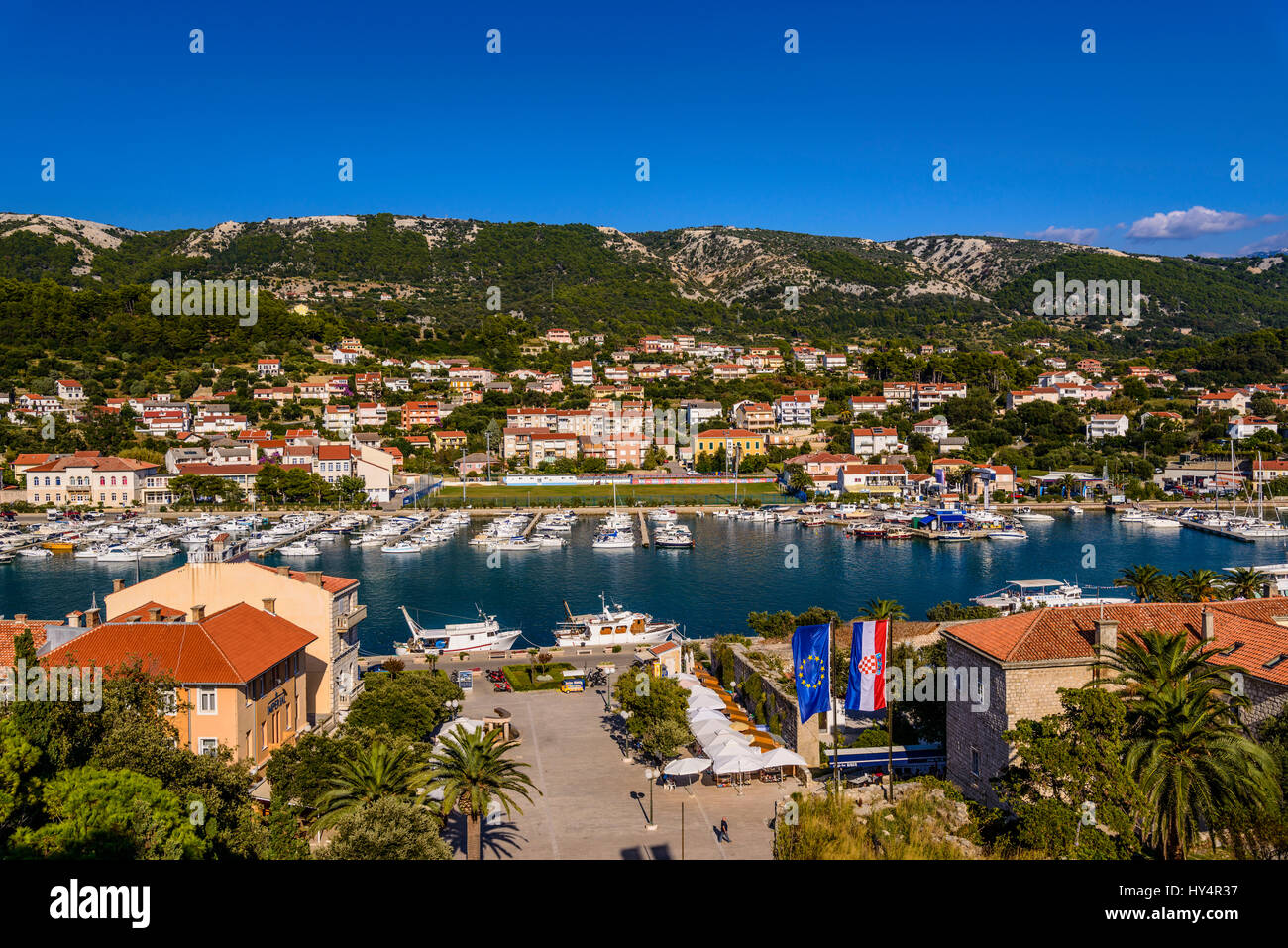 Croazia, golfo di Kvarner, Isola di Rab, Città di Rab, Città Vecchia, Kristofora square con la barca in porto anteriore Kamenjak Foto Stock