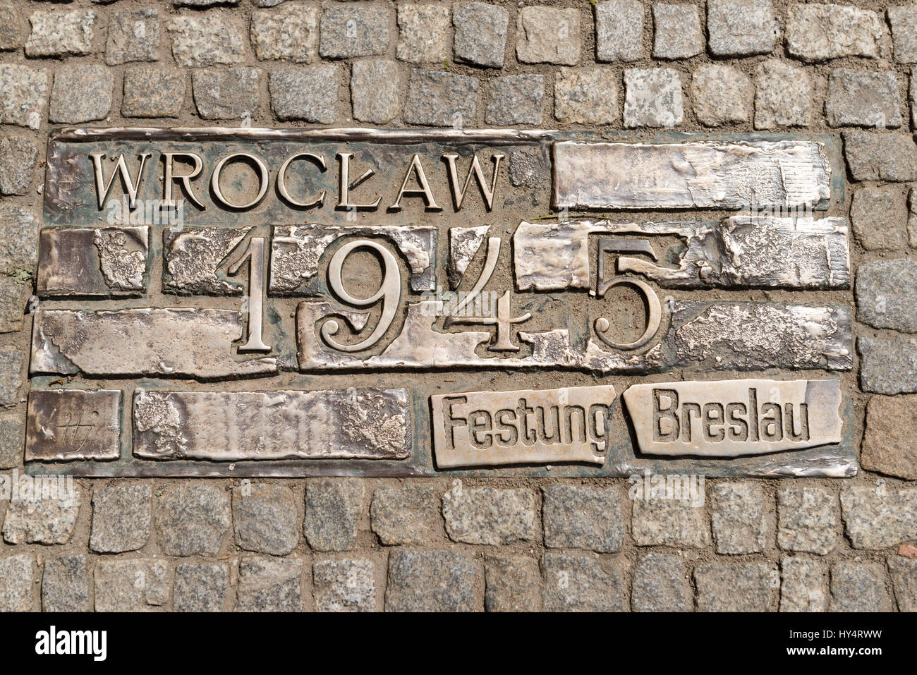 Polonia Wroclaw, ricordando la fortezza Breslavia nel 1945. Diciannove le placche di bronzo che raccontano i grandi eventi della storia cittadina verniciati nella pavimentazione di granito Foto Stock