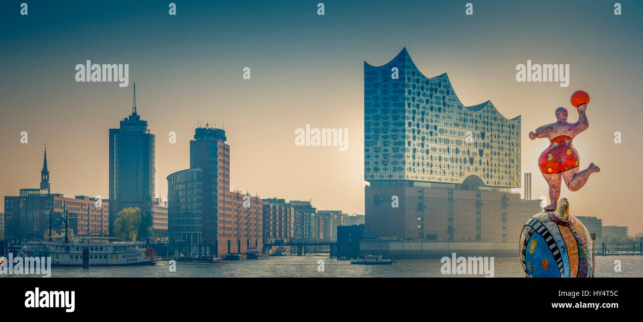 Germania, Amburgo, Porto, HafenCity, Elbphilharmonie, scultura "Nana su un delfino' Foto Stock