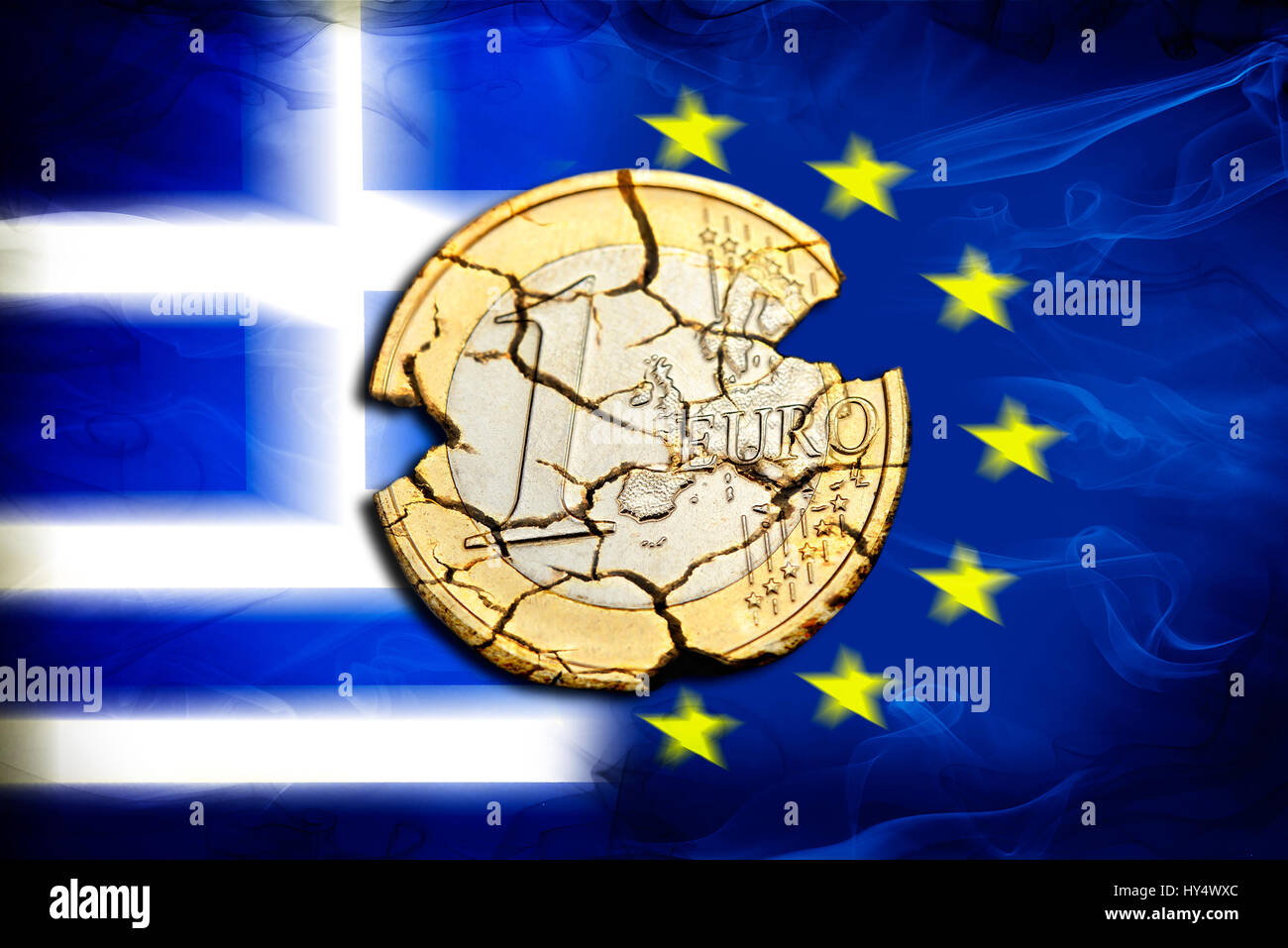 Euro-coin uno con le lacrime prima di Grecia e bandiera UE, simbolico Grexit foto, Ein-Euro-Muenze mit Rissen vor Griechenland- und UE-Fahne, Symbolfoto Grexi Foto Stock