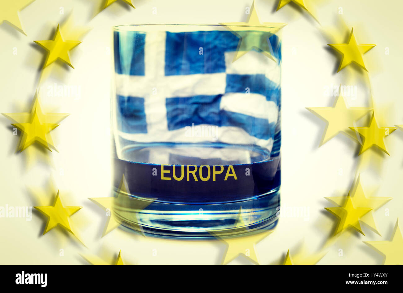 Bicchiere mezzo vuoto con bandiera greca, simbolico debito foto litigio, Halbleeres Glas mit griechischer Fahne, Symbolfoto Schuldenstreit Foto Stock