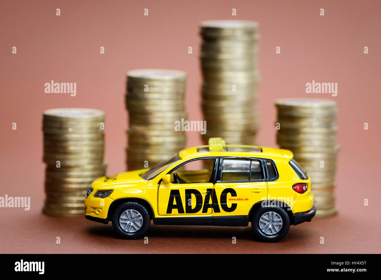 ADAC veicolo in miniatura e coin pila, ADAC Miniaturfahrzeug und Muenzstapel Foto Stock