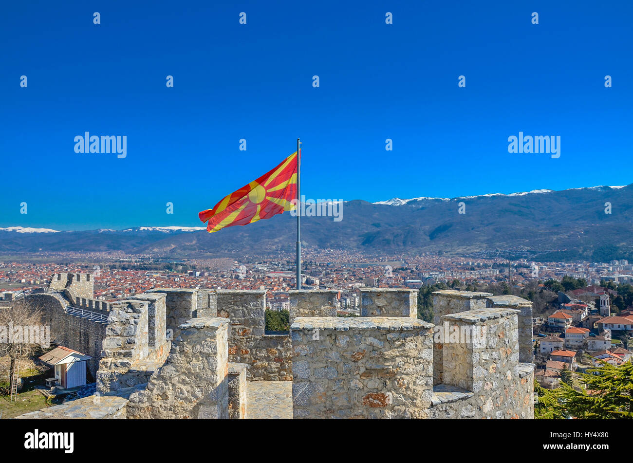 Bandiera macedone su Samuel della fortezza con Ohrid in background, Macedonia Foto Stock