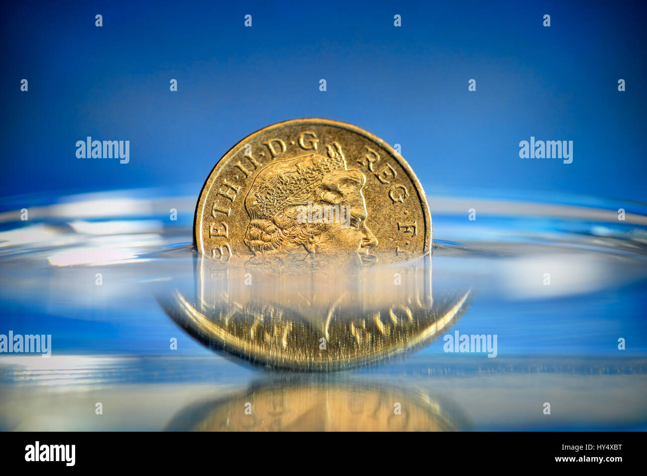 British one-pound coin nell'acqua, bassa pound corso, Britische Ein-Pfund-Muenze im Wasser, niedriger Pfund-Kurs Foto Stock