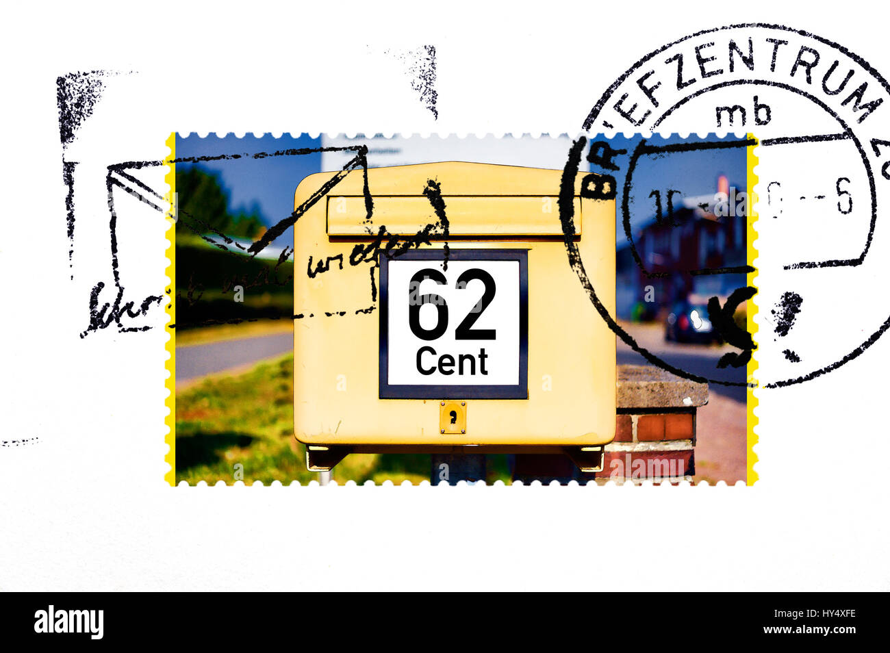 Timbro con cassetta postale e a 62 cent etichetta, simbolico Portoerhoehung foto, Briefmarke mit Briefkasten und 62 Cent-Aufschrift, Symbolfoto Portoerhoehung Foto Stock