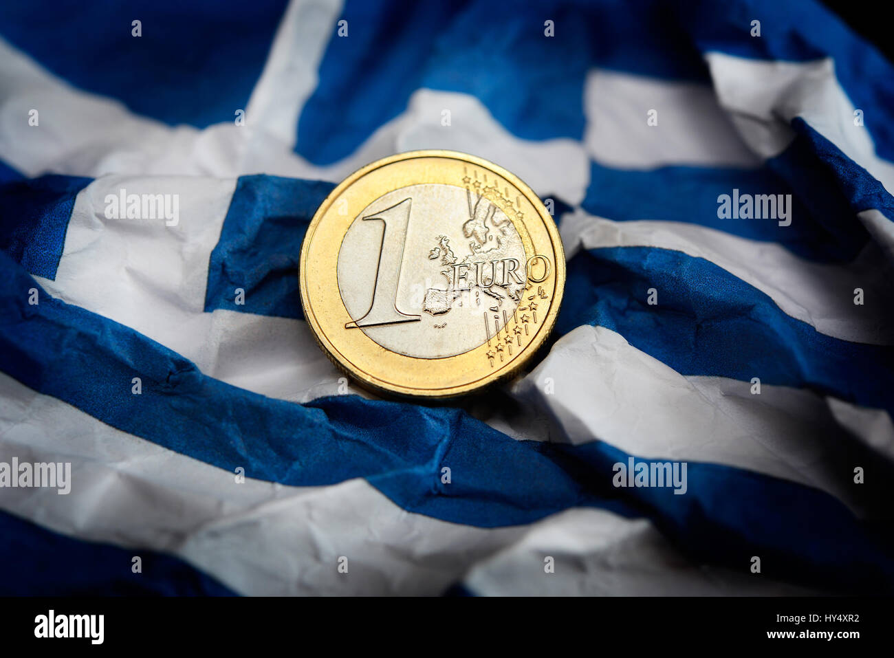 Eurocoin accartocciata sulla bandiera della Grecia, simbolico debito foto litigio, Euromuenze auf zerknitterter Griechenlandfahne, Symbolfoto Schuldenstreit Foto Stock