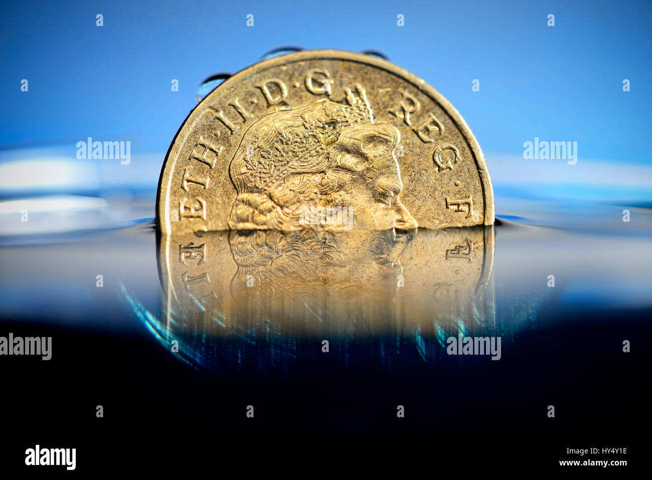 British one-pound coin nell'acqua, bassa pound corso, Britische Ein-Pfund-Muenze im Wasser, niedriger Pfund-Kurs Foto Stock