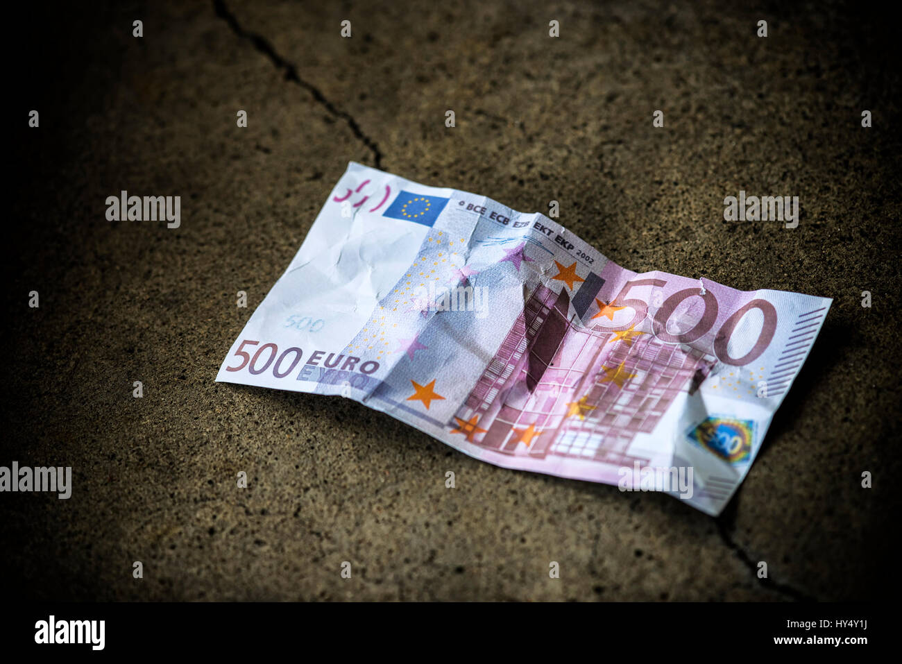 500-euro-luce sulla terra, prevista abolizione del 500-euro-bank nota, 500-Euro-Schein auf dem Boden, geplante Abschaffung der 500-Euro-Banknote Foto Stock
