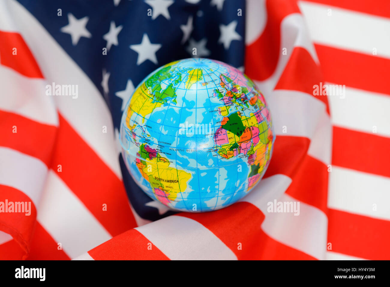 Globo in una bandiera degli Stati Uniti ferita, American security policy, Weltkugel in eine USA-Fahne gewickelt, amerikanische Sicherheitspolitik Foto Stock