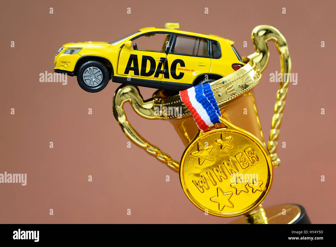 ADAC veicolo in miniatura, medaglione e cup, manipolazioni con il prezzo ADAC, ADAC Miniaturfahrzeug, Medaille und Pokal, Manipulationen beim ADAC-Prei Foto Stock