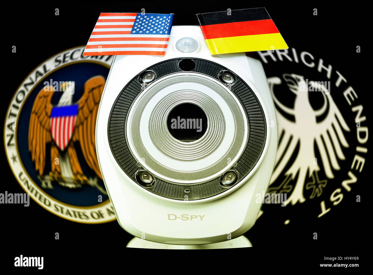 La webcam e il segno della Federal Intelligence Service e NSA, simbolico photo Federale Servizio di Intelligence scandalo, Webcam und Zeichen von BND und NSA, Symb Foto Stock