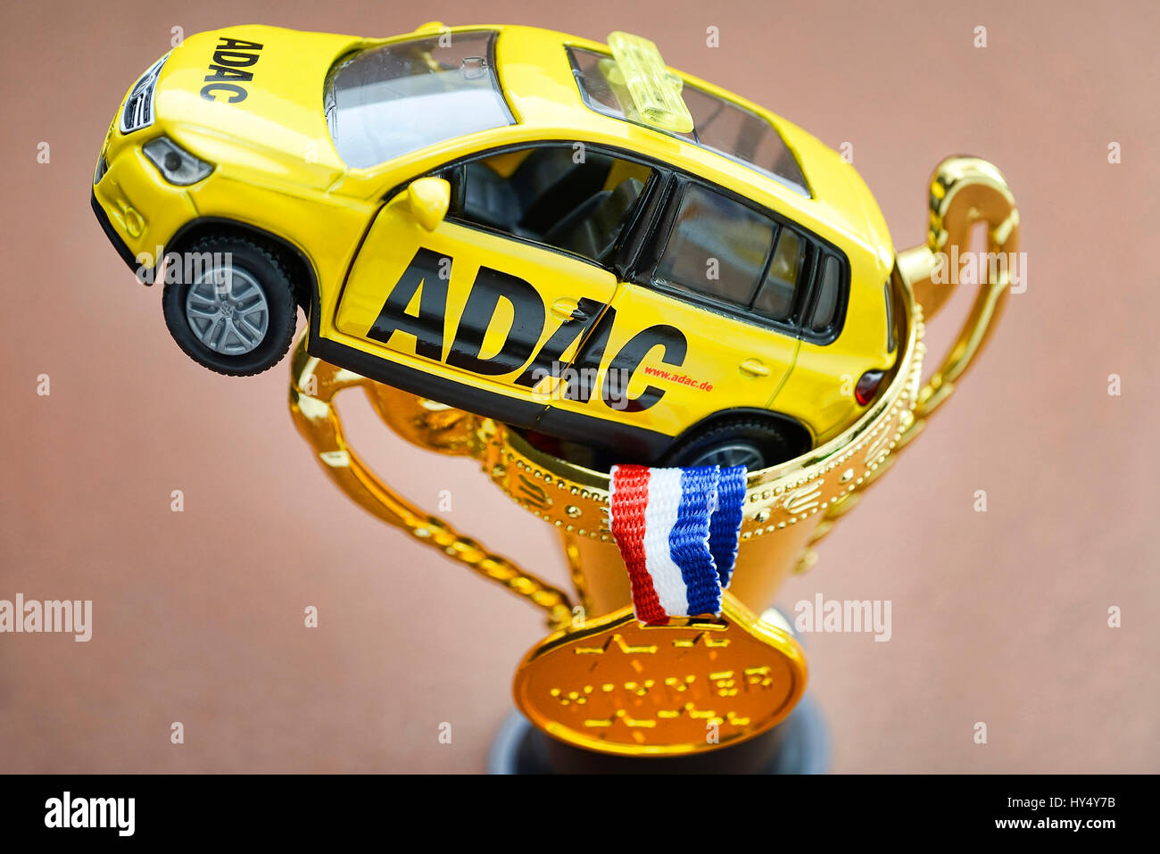 ADAC veicolo in miniatura, medaglione e cup, manipolazioni con il prezzo ADAC, ADAC Miniaturfahrzeug, Medaille und Pokal, Manipulationen beim ADAC-Prei Foto Stock