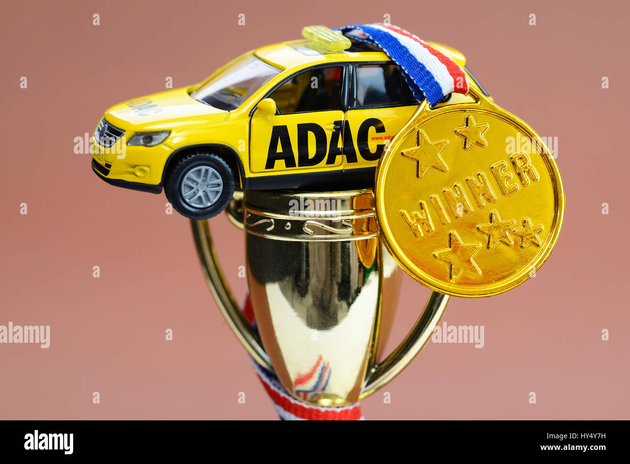 ADAC veicolo in miniatura, medaglione e cup, manipolazioni con il prezzo ADAC, ADAC Miniaturfahrzeug, Medaille und Pokal, Manipulationen beim ADAC-Prei Foto Stock