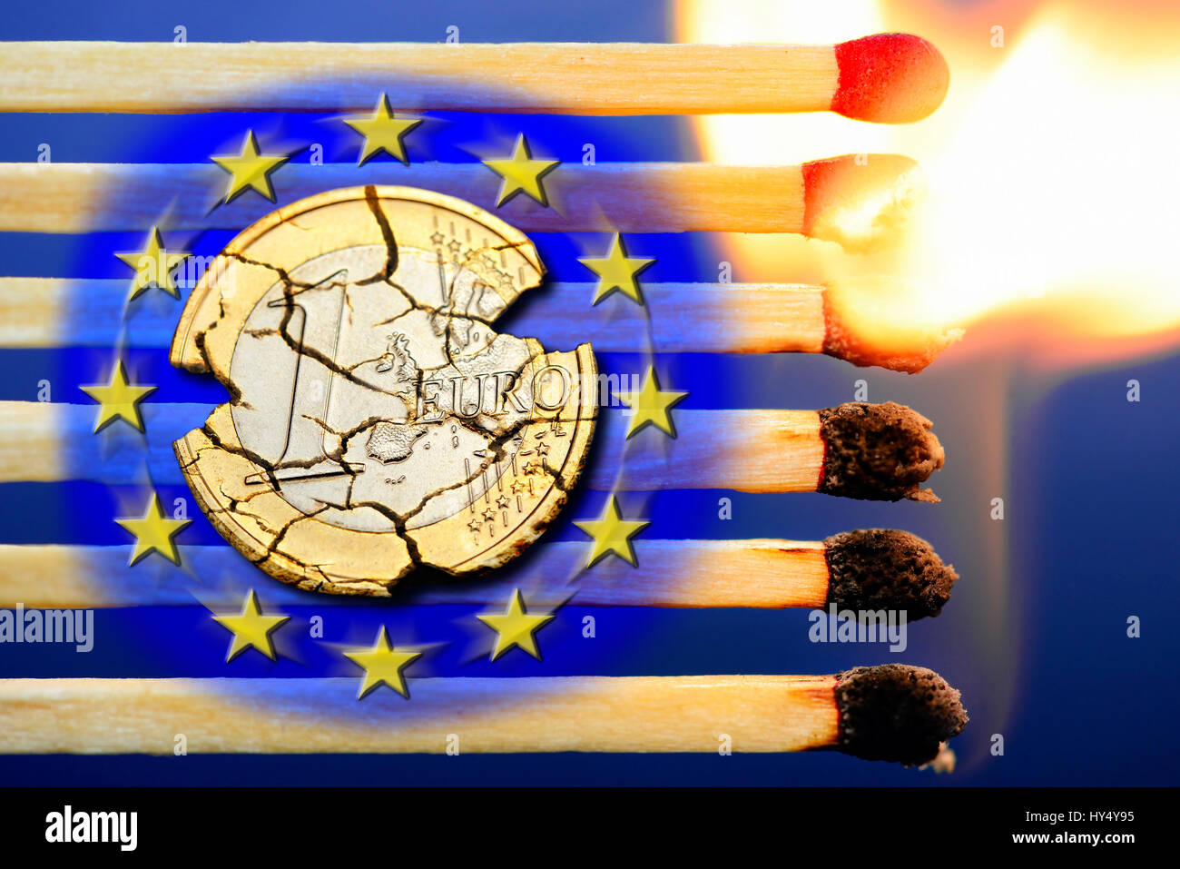 Reazione a catena della combustione di corrispondenze con le stelle dell'UE e eurocoin, simbolico Grexit foto, Kettenreaktion brennender Streichhoelzer mit UE-Sternen und Eurom Foto Stock