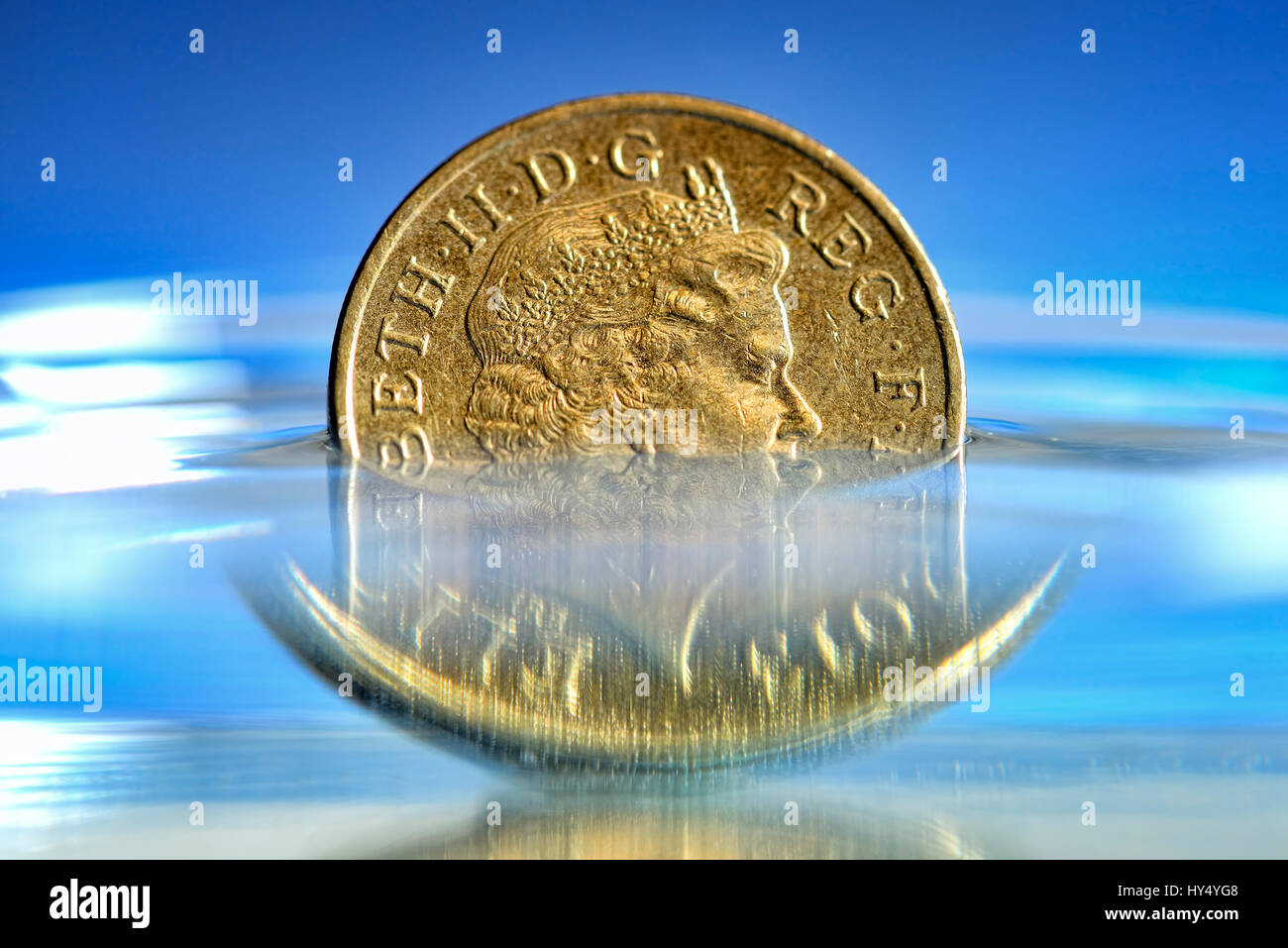 British one-pound coin nell'acqua, bassa pound corso, Britische Ein-Pfund-Muenze im Wasser, niedriger Pfund-Kurs Foto Stock