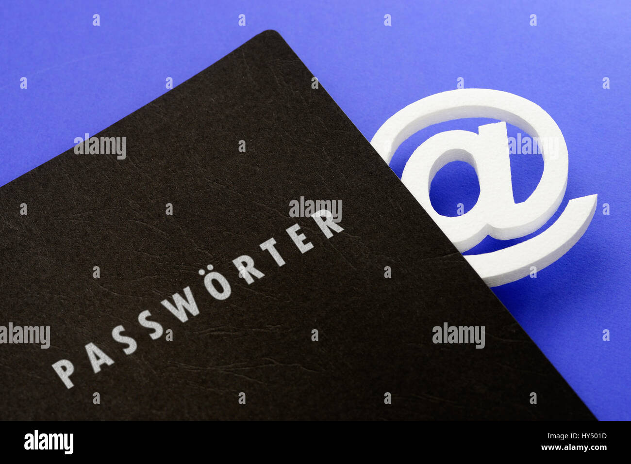 A-sign in valigetta nera con etichetta Password, il furto di dati, At-Zeichen in schwarzer Mappe mit Aufschrift Passwoerter, Datendiebstahl Foto Stock