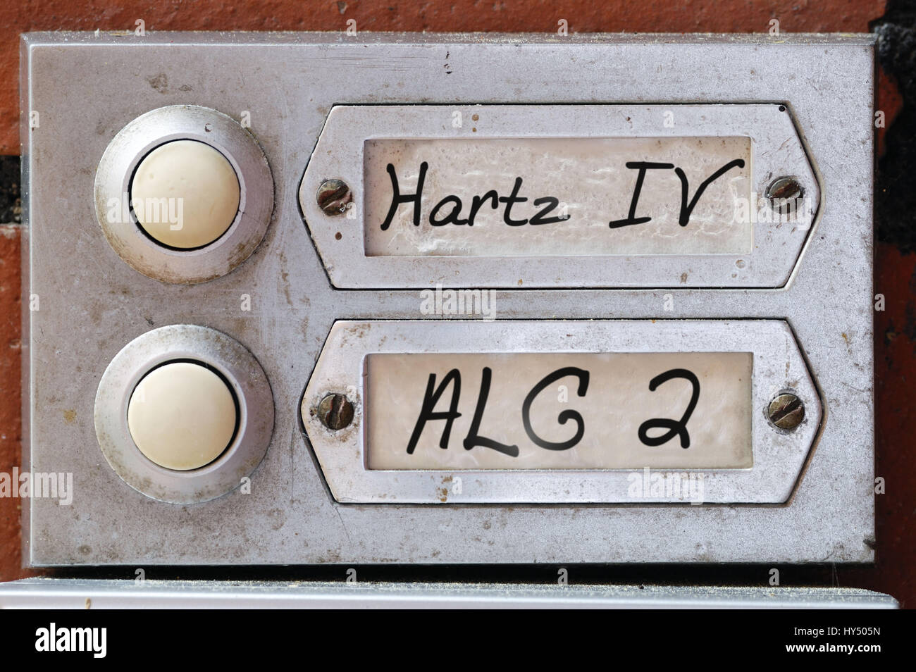 Segno di campana con l'etichetta Hartz IV e ALG 2, Klingelschild mit der Aufschrift Hartz IV und ALG 2 Foto Stock