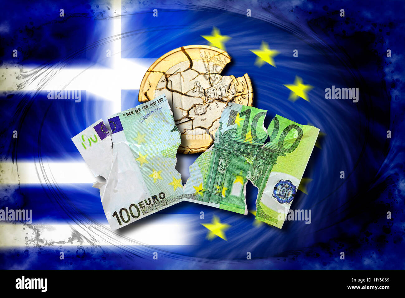 Strappata 100-euro-luce e rovinato eurocoin prima di Grecia e bandiera UE, simbolico Grexit foto, Zerrissener 100-Euro-Schein und zerfallene Euromuenze vor Gr Foto Stock