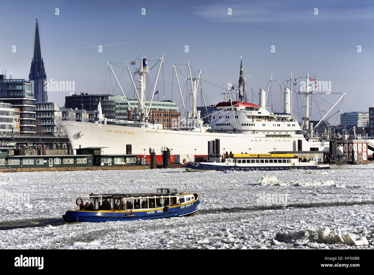 Longboat in invernale del porto di Amburgo, Germania, Europa Barkasse im winterlichen Hamburger Hafen, Deutschland, Europa Foto Stock