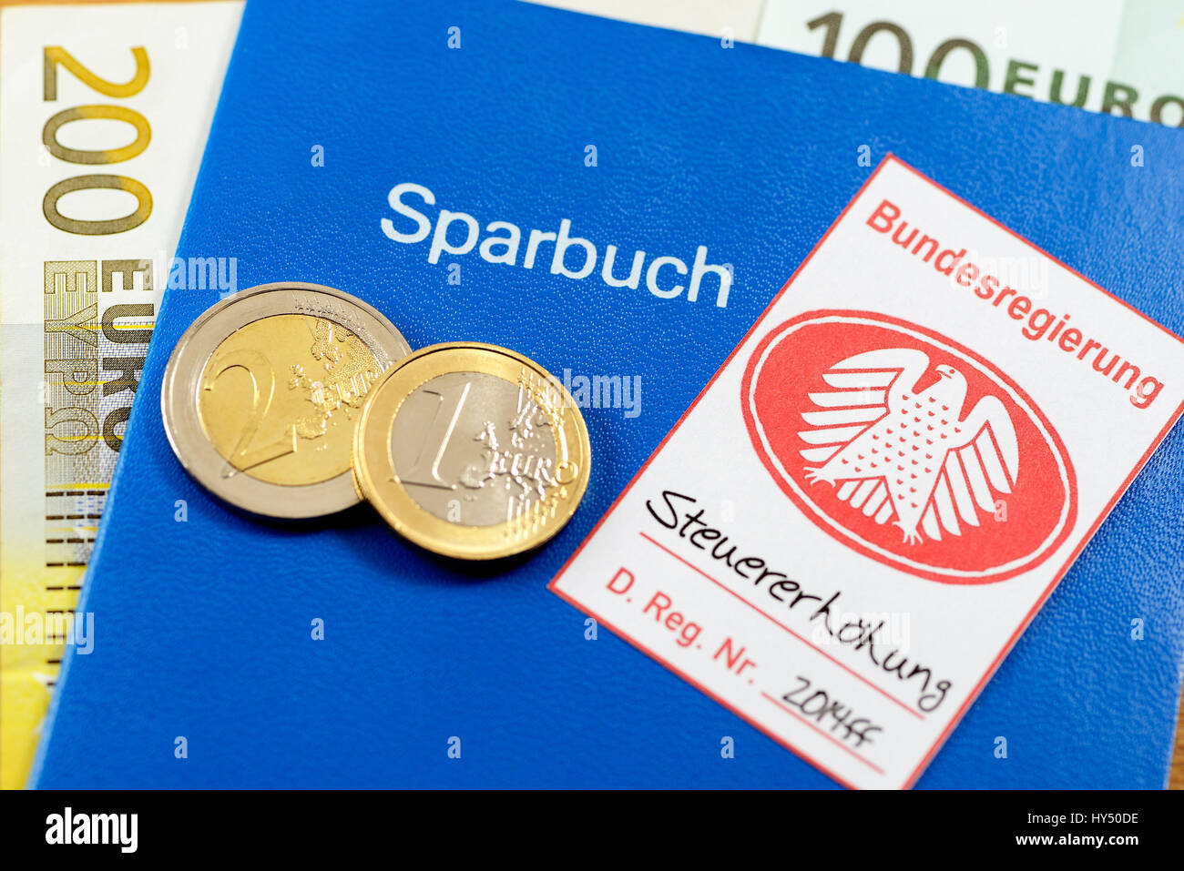 Guarnizione di protezione con aquila federale sul libretto di risparmio, simbolico foto aumento fiscale, Pfandsiegel mit Bundesadler auf Sparbuch, Symbolfoto Steuererhoehung Foto Stock