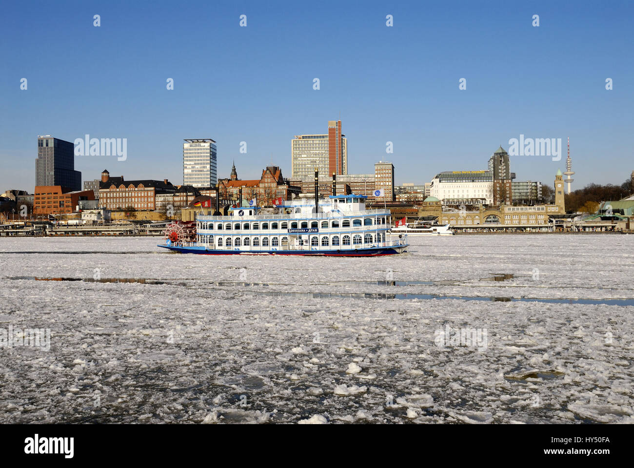 Noleggio steamboat Louisiana star con ghiaccio deriva nel porto di Amburgo, Amburgo, Germania, Raddampfer Louisiana Star bei Eisgang im Hamburger Hafen, De Foto Stock