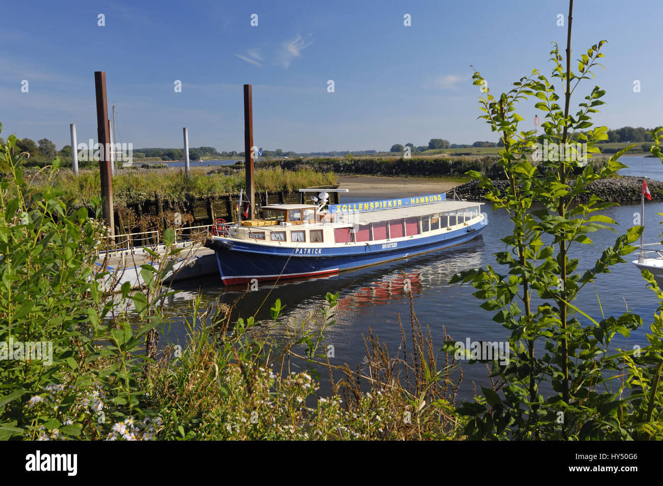 Longboat nel Zollenspieker ferry boat-house di Kirchwerder, Amburgo, Germania, Europa Barkasse am Zollenspieker Faehrhaus in Kirchwerder, Deutschla Foto Stock