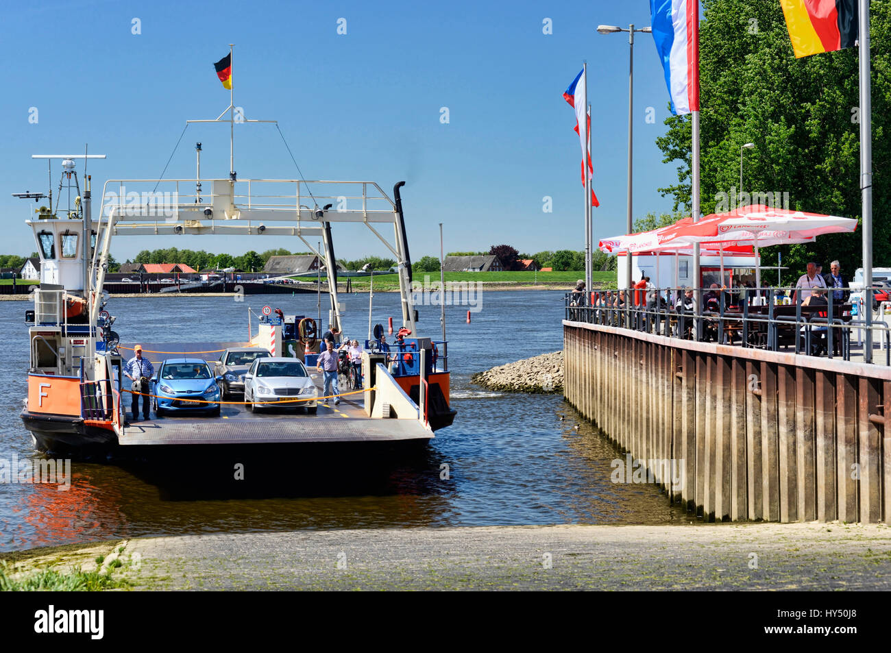 Elbfaehre nel Faehranleger Zollenspieker in Kirchwerder, Amburgo, Germania, Europa Elbfaehre am Faehranleger Zollenspieker in Kirchwerder, Deutschl Foto Stock