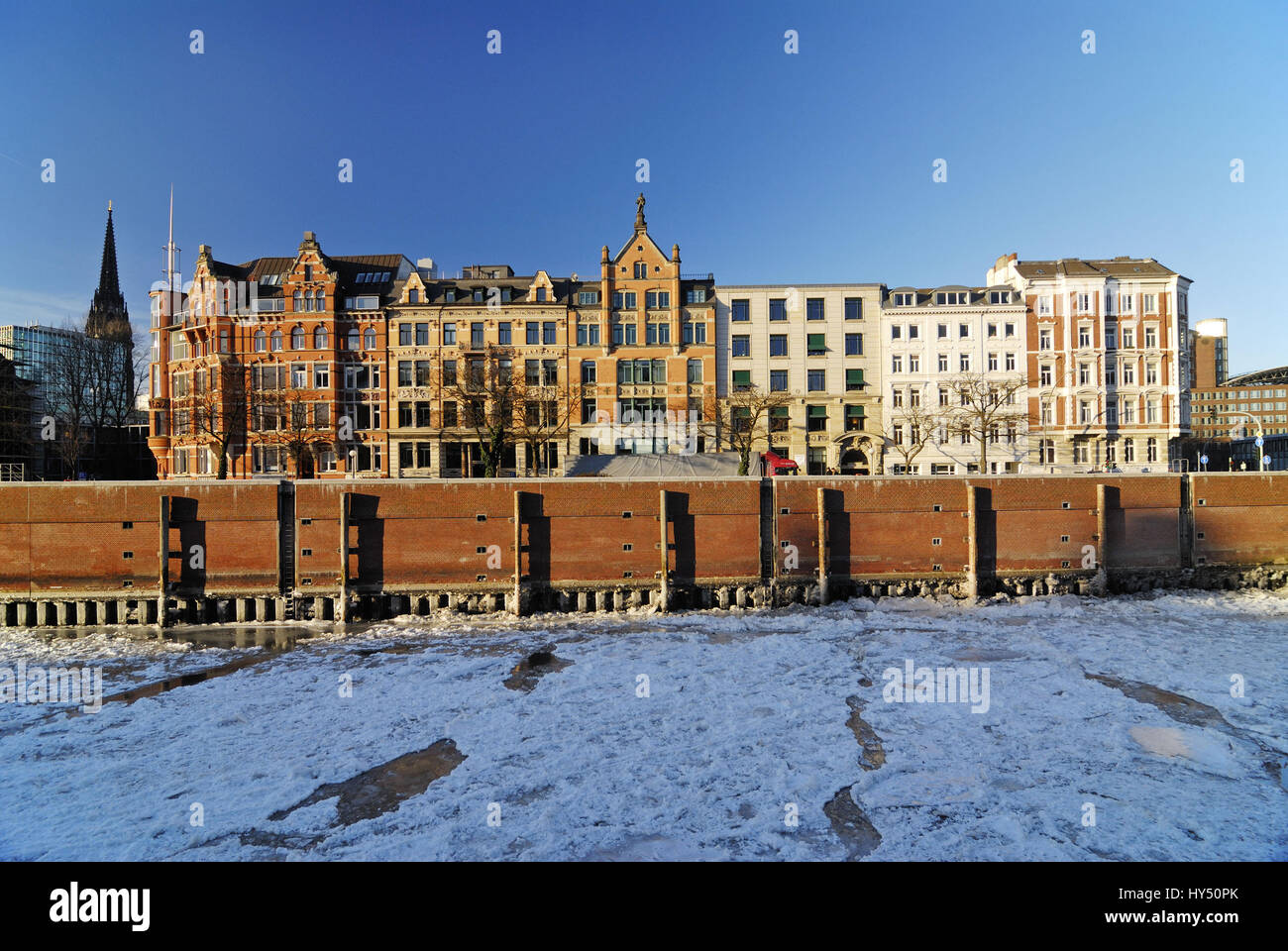 Case storiche in Zippelhaus e dovere canal nel centro storico della città di Amburgo, Germania Haeuser Historische am Zippelhaus und Zollkanal in der Altstad Foto Stock