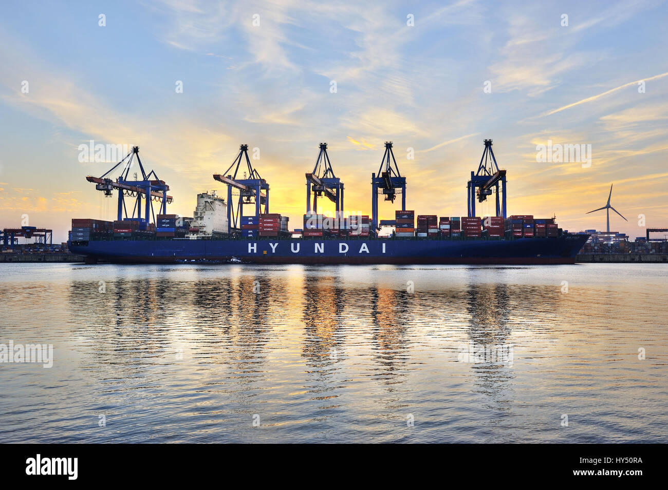 Contenitore freighter nel container terminal Altenwerder ad Amburgo, Germania, Europa Containerfrachter am Containerterminal Altenwerder ad Amburgo, Foto Stock